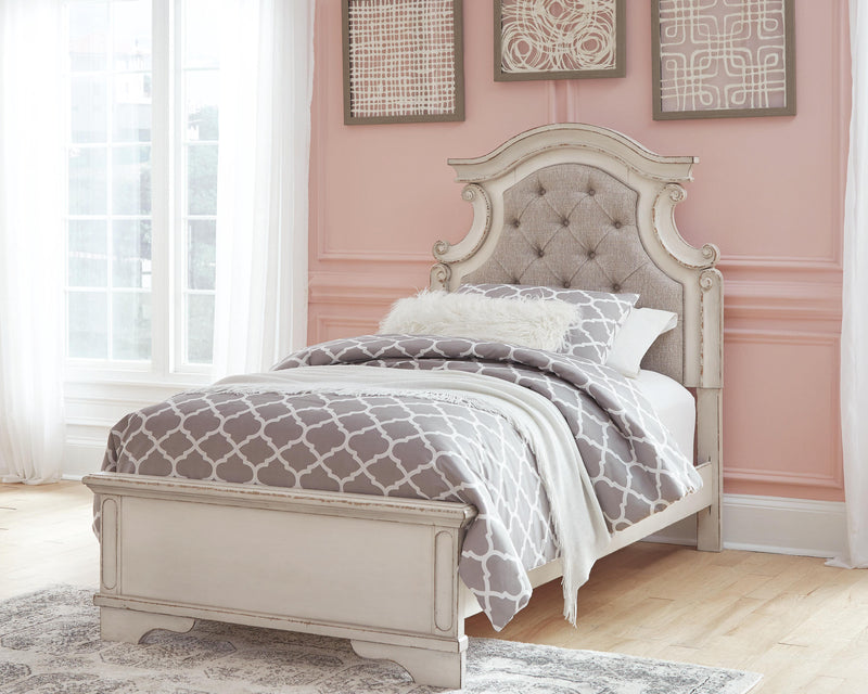 Realyn Bedroom Sets