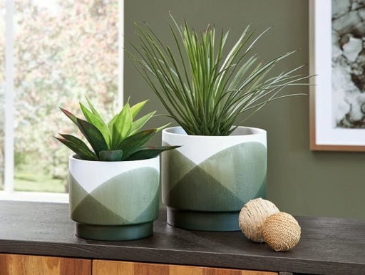 Ardenridge Planter Set (2/CN) - Berre Furniture