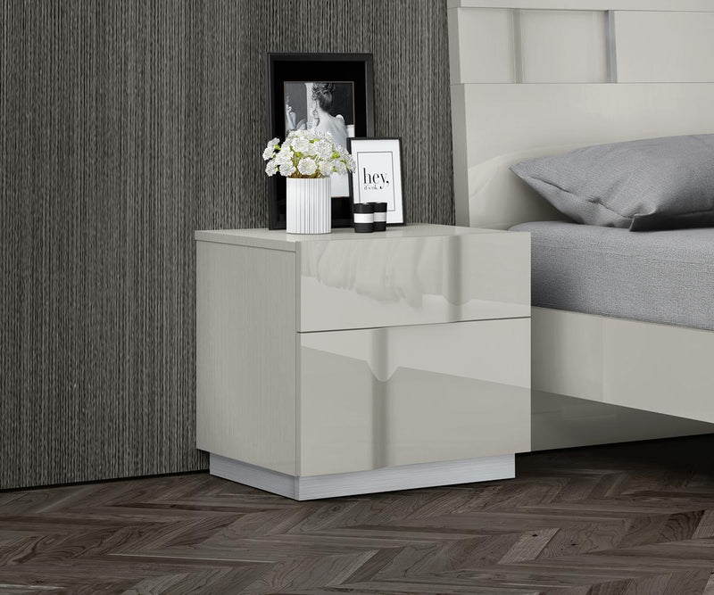 Latina Nightstand